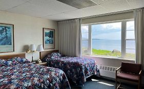 Shoreline Inn